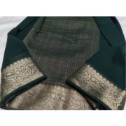 Women's Crepe Chit Pallu Solid Saree With Unstitched Blouse 5.5Mtr (Bottle Green) - Image 2